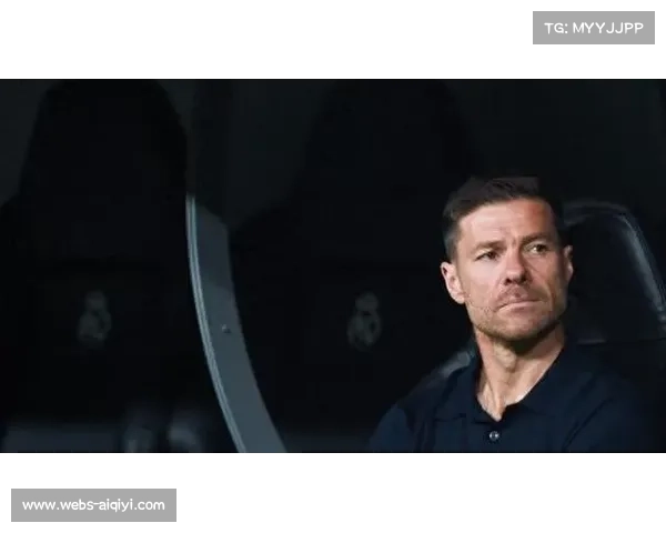 哈维-阿隆索从皇马下课两天后，被拍到与妻子在马德里平静散步